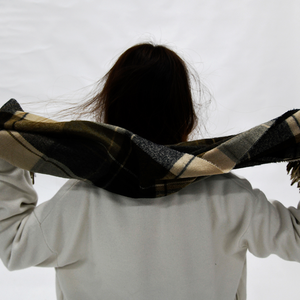 ストールマフラー・静電気で髪の毛が広がっている